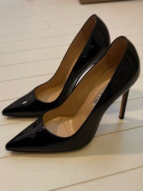 Black Patent Pointed-Toe Manolo Blahnik Stiletto Pumps - Women (39.5)